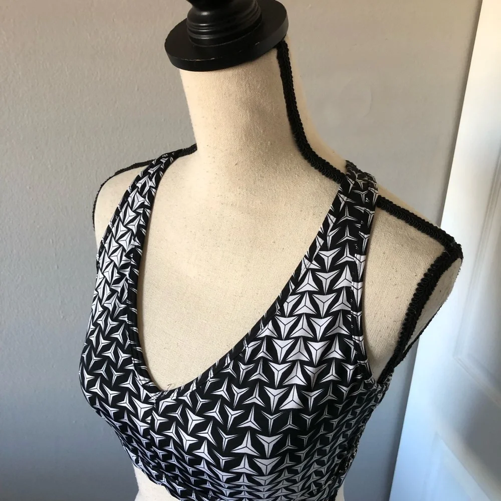 VICTORIA SPORT geometric triangular print and a distinctive strappy racerback| M